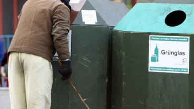 Obdachloser sammelt Pfandflaschen und spendet Geld-Einnahmen