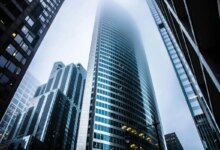 Ifix avança 18% no ano, mas FIIs na contramão acumulam desconto de até 80%; por quê?