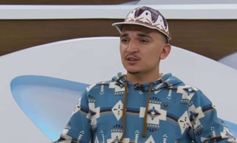 João Gomes no Roda Viva, falando, sério, de casaco e chapéu