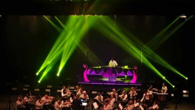 DJ KVSH durante a performance com a Orquestra Ouro Preto, que uniu beats eletrônicos e arranjos sinfônicos