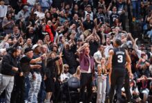 Torcedor faz cesta do meio da quadra em Spurs x Thunder e ganha US$ 10 mil em jogo da NBA