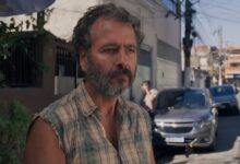 Joaquim ampara Joélly após ela receber a notícia de que Raul morreu