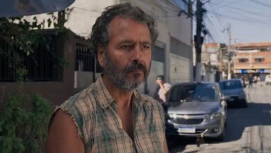 Joaquim ampara Joélly após ela receber a notícia de que Raul morreu