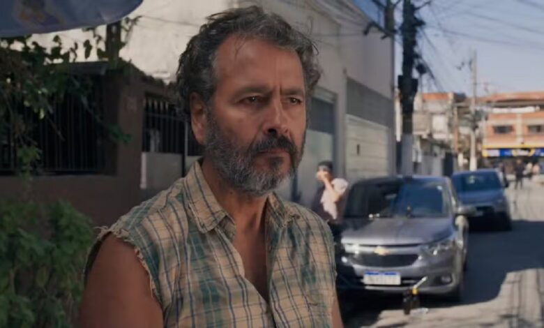 Joaquim ampara Joélly após ela receber a notícia de que Raul morreu