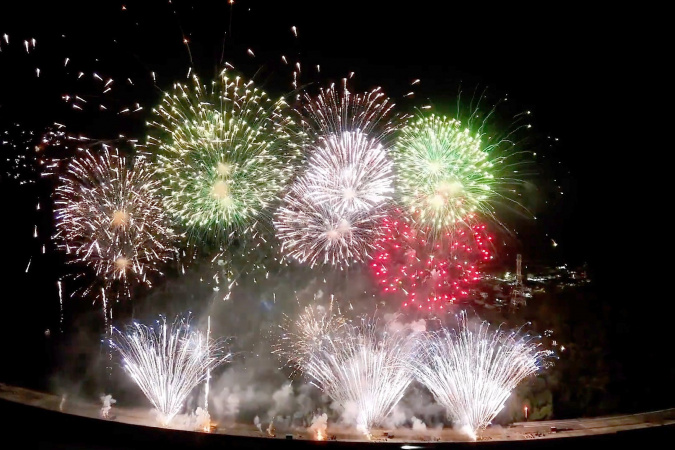 Maior queima de fogos da história do Litoral ilumina a Ponte de Guaratuba