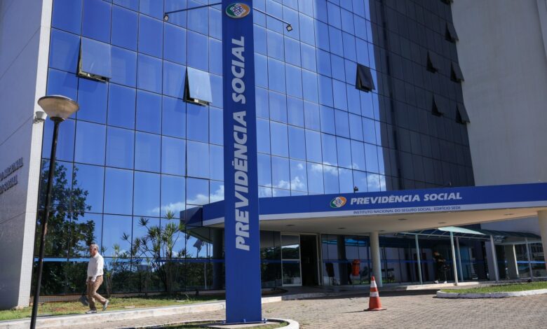 Aposentadorias e pensões do INSS acima do salário mínimo são reajustadas em portaria do governo; veja valores