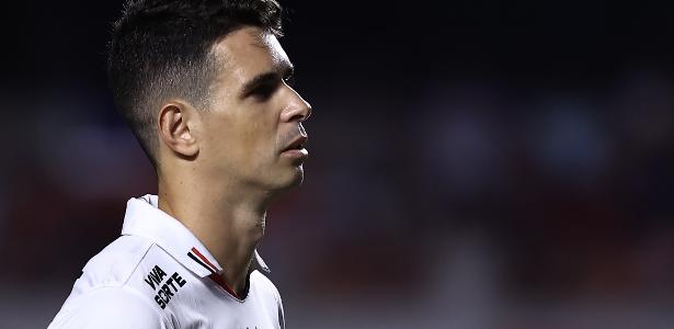 Oscar durante jogo entre São Paulo e Guarani pelo Paulistão