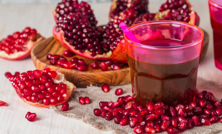 Rico em antioxidantes, o suco de romã é apontado como aliado natural na proteção do coração/Foto: Canva