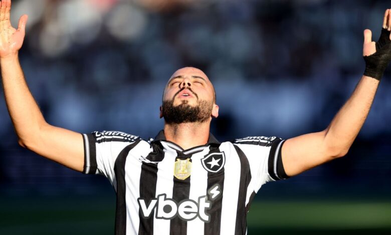 Botafogo: Torino aumenta oferta por Arthur Cabral, e decisão fica nas mãos de Anselmi