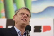 Tarcísio renega boné de Trump e reafirma confiança nas urnas