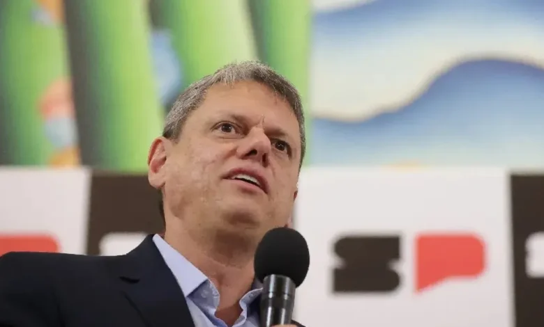 Tarcísio renega boné de Trump e reafirma confiança nas urnas