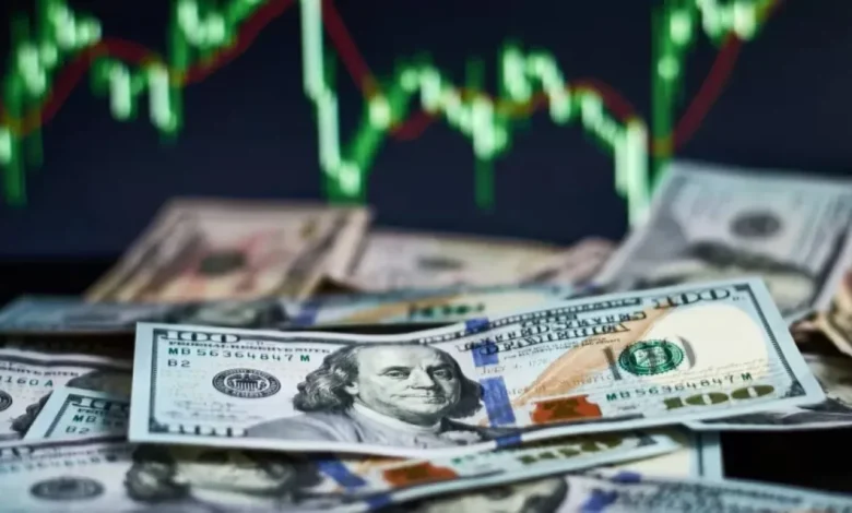 Dólar cai com Copom cortando Selic para 14%