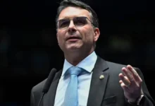 Flávio Bolsonaro diz sofrer 'guerra psicológica' na campanha