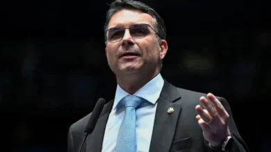 Flávio Bolsonaro diz sofrer 'guerra psicológica' na campanha