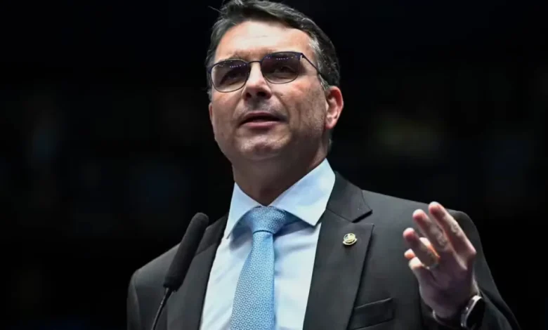 Flávio Bolsonaro diz sofrer 'guerra psicológica' na campanha