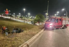 Carro capota na EPIA Sul e motorista é socorrido