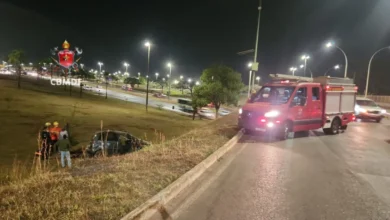 Carro capota na EPIA Sul e motorista é socorrido