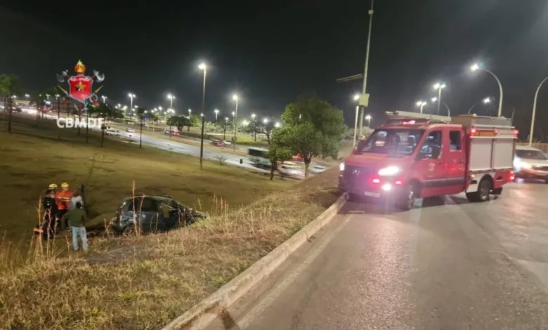 Carro capota na EPIA Sul e motorista é socorrido