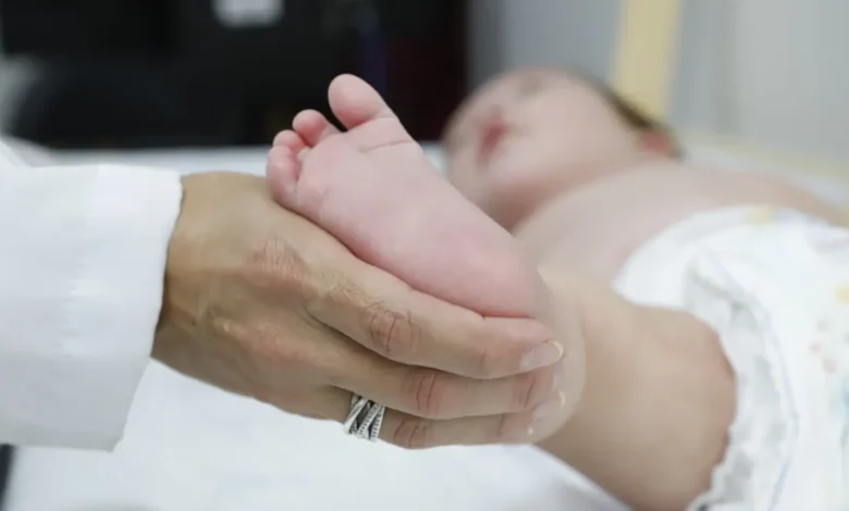 Atraso no teste do pezinho no SUS agrava diagnóstico da AME
