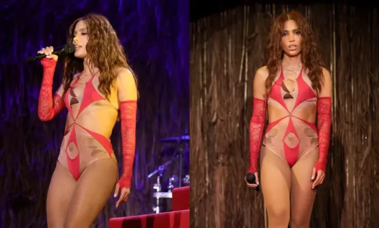 Anitta estreia turnê com body ultracavado e troca de roupa no palco
