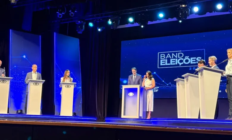 Debate no DF: Candidatos se unem contra Celina Leão