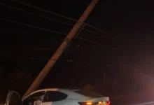 Carro bate em poste no Altiplano Leste e motorista não se feriu