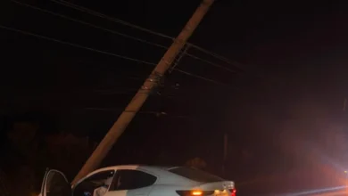 Carro bate em poste no Altiplano Leste e motorista não se feriu