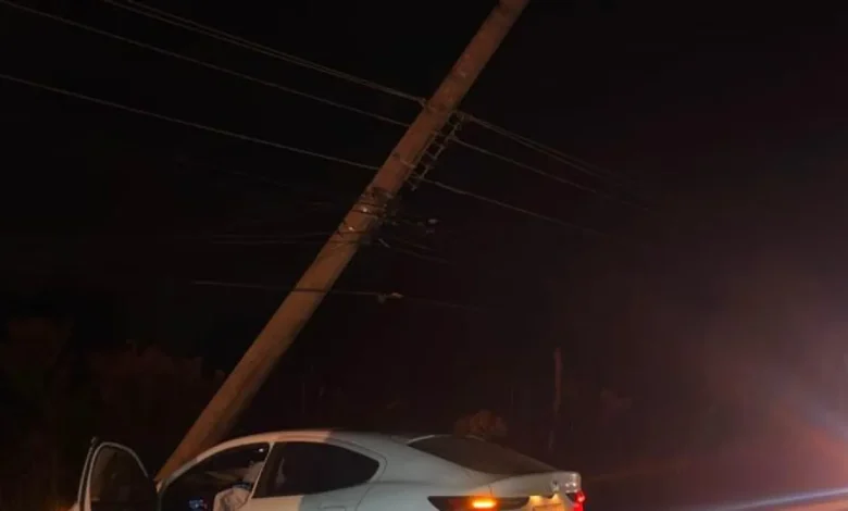 Carro bate em poste no Altiplano Leste e motorista não se feriu
