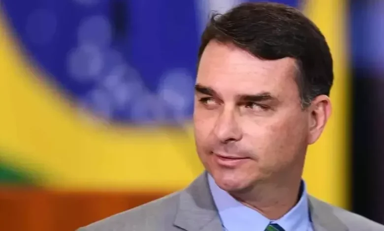 Denunciante muda versão sobre acusação contra vice de Flávio