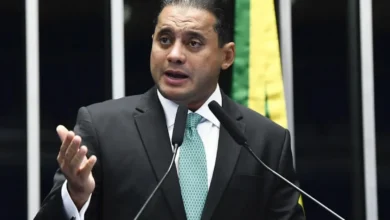 PF diz que senador tentou interferir em investigação no STJ
