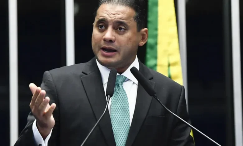 PF diz que senador tentou interferir em investigação no STJ